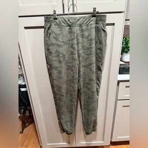 Athleta Olive Green Camo lined Brooklyn Joggers Women’s Size 10